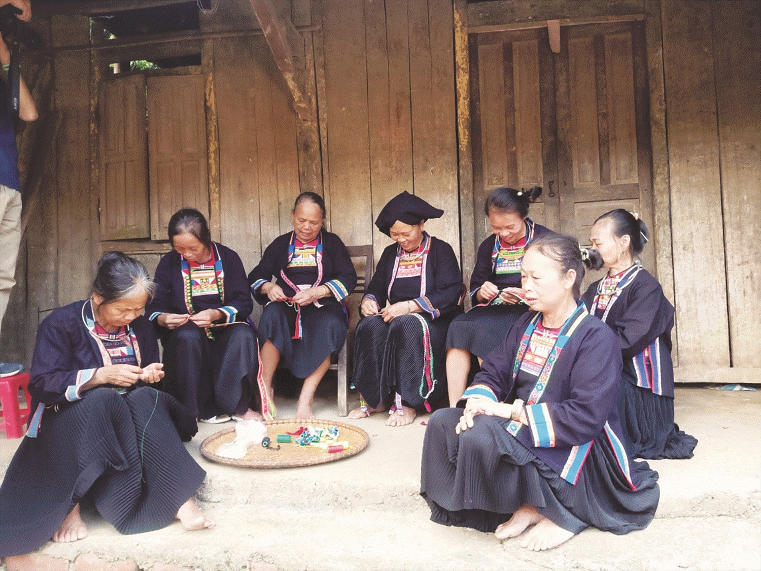 Phụ nữ dân tộc Mông Đen xã Thụy Hùng (Thạch An) thêu trang phục truyền thống
