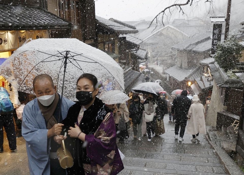 Người dân đeo khẩu trang khi đi lại trên đường phố ở thành phố Kyoto, Nhật Bản, ngày 24/1/2023. (Ảnh: Kyodo)