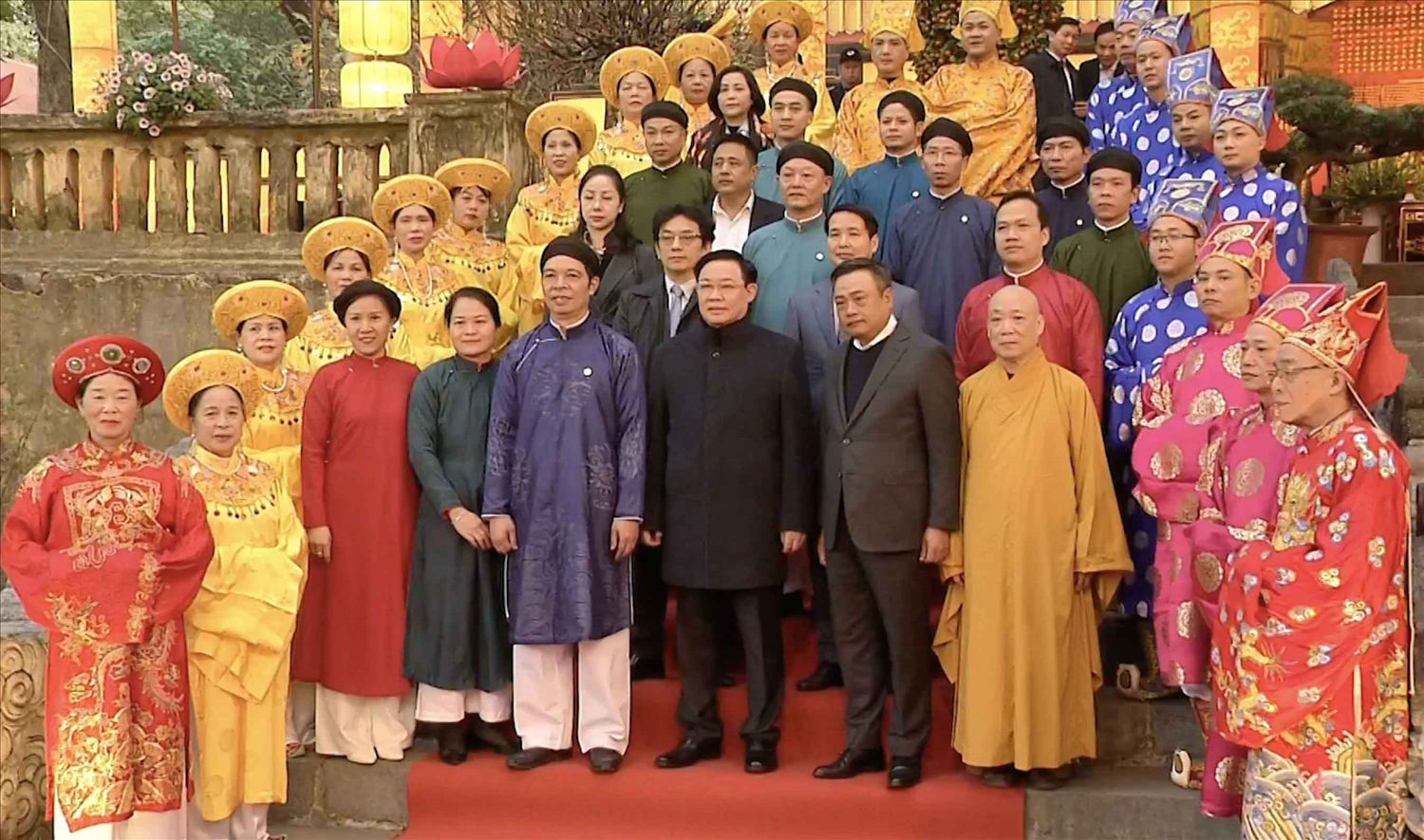 Chủ tịch Quốc hội Vương Đình Huệ chụp ảnh lưu niệm tại Hoàng thành Thăng Long