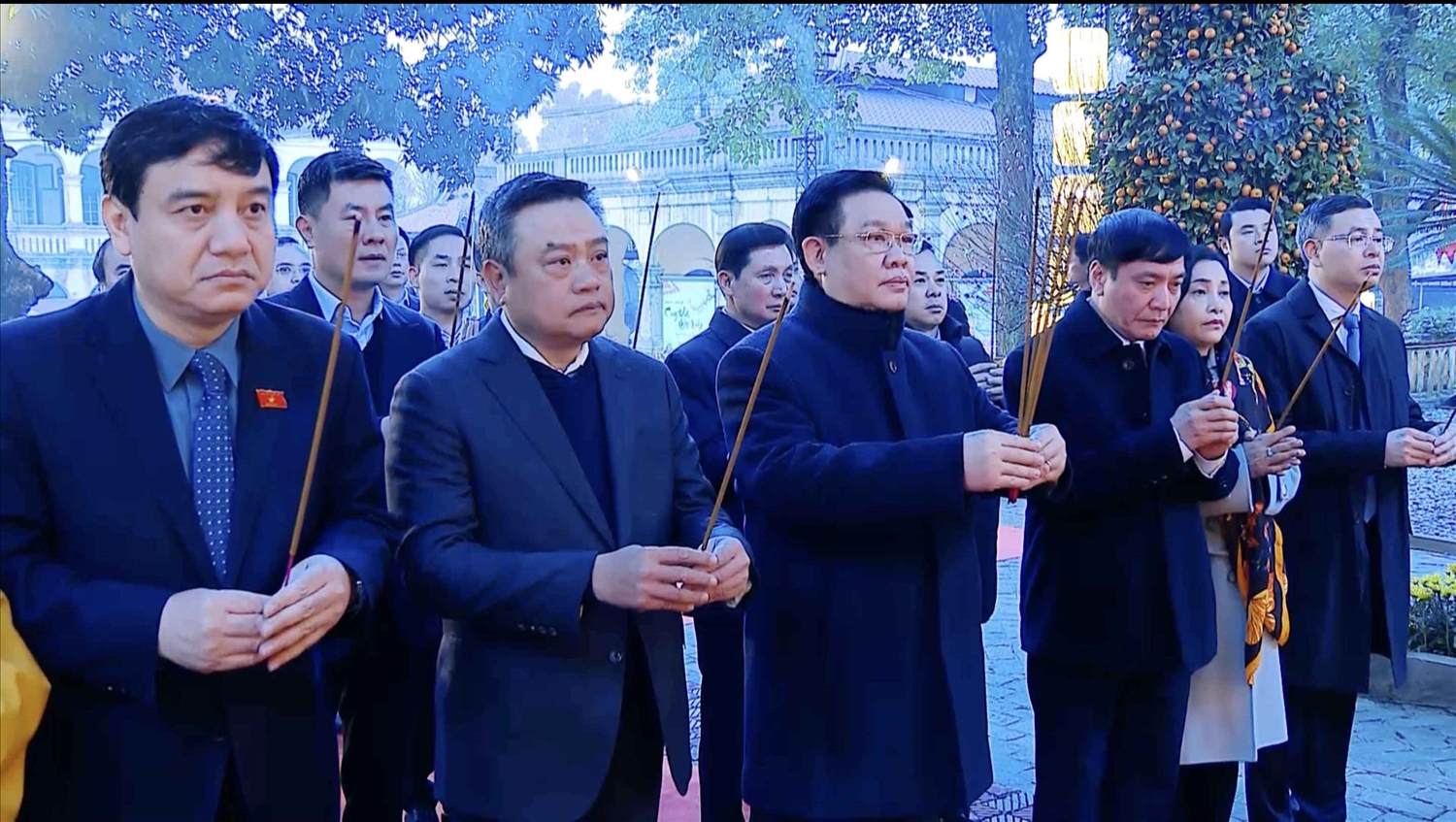 Chủ tịch Quốc hội Vương Đình Huệ (đứng giữa) dâng hương tại Hoàng thành Thăng Long