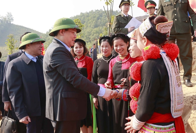 Chủ tịch Quốc hội Vương Đình Huệ với đồng bào dân tộc tỉnh Tuyên Quang. Ảnh: TTXVN
