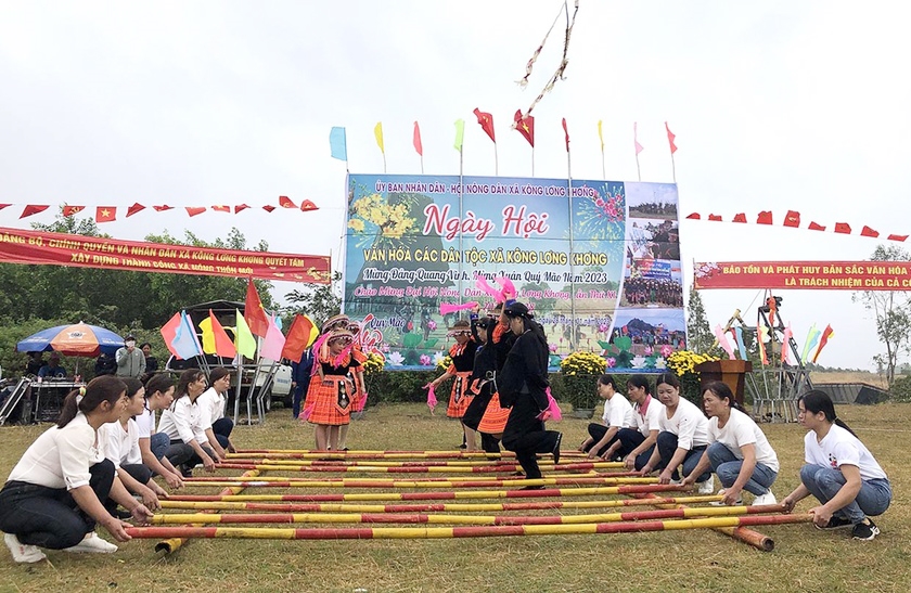 Người Tày, Nùng ở làng Kdâu (xã Kông Lơng Khơng, huyện Kbang) cùng nhau múa sạp tại Ngày hội Văn hóa các dân tộc