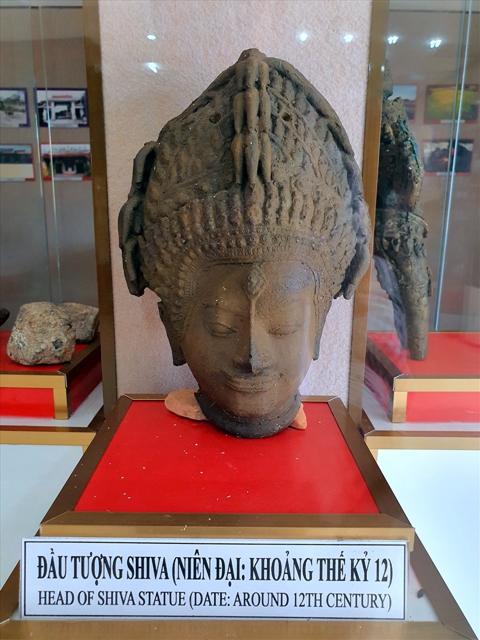 Đầu tượng thần Siva (Niên đại: khoảng Thế kỷ thứ XII, hiện lưu giữ tại Bảo tàng tỉnh Bạc Liêu).