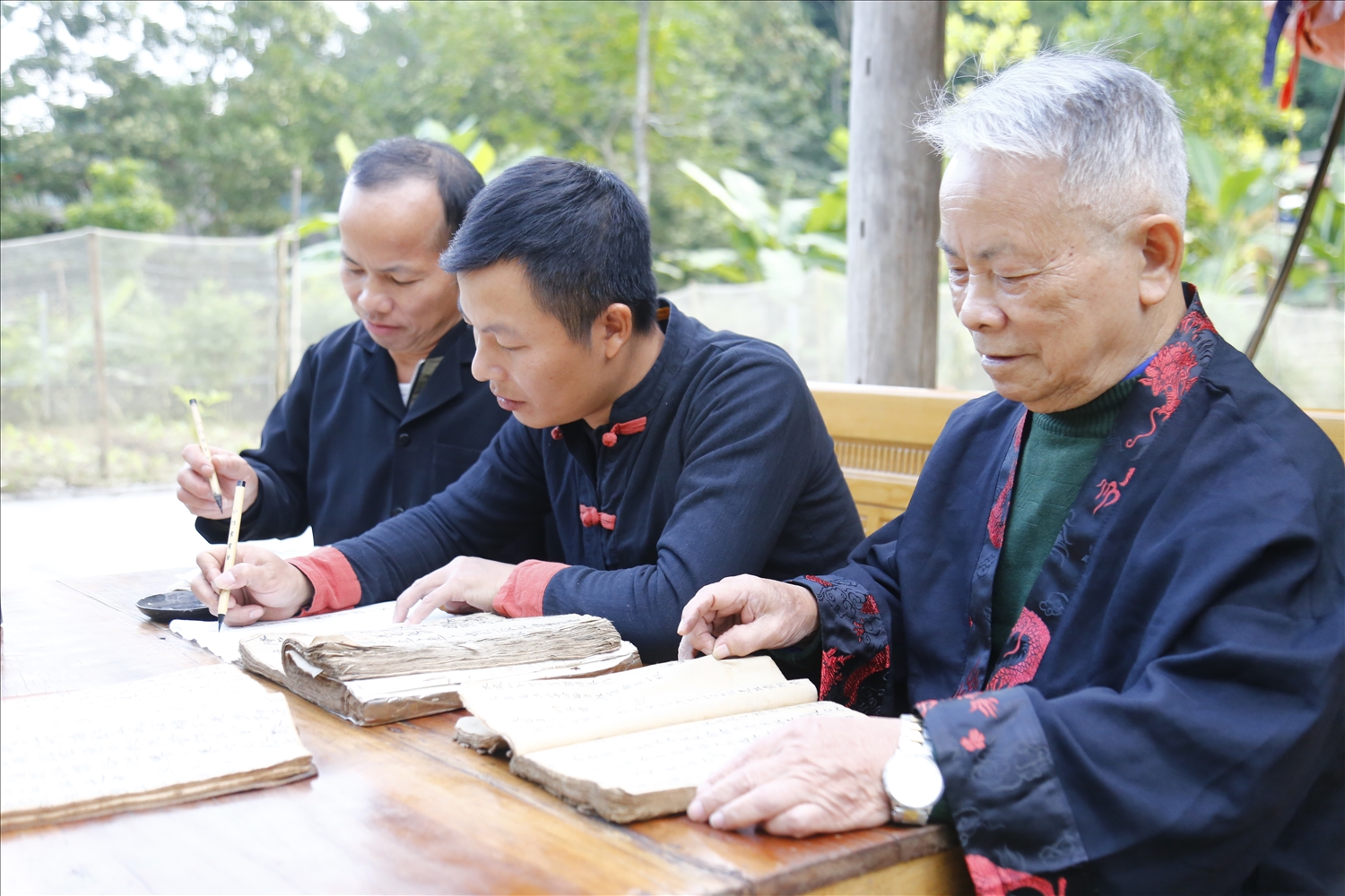 Thầy Bàn Văn Minh, thôn Minh Lợi, xã Trung Minh (huyện Yên Sơn) (ngoài cùng bên phải) dạy chữ Nôm Dao cho các học trò.