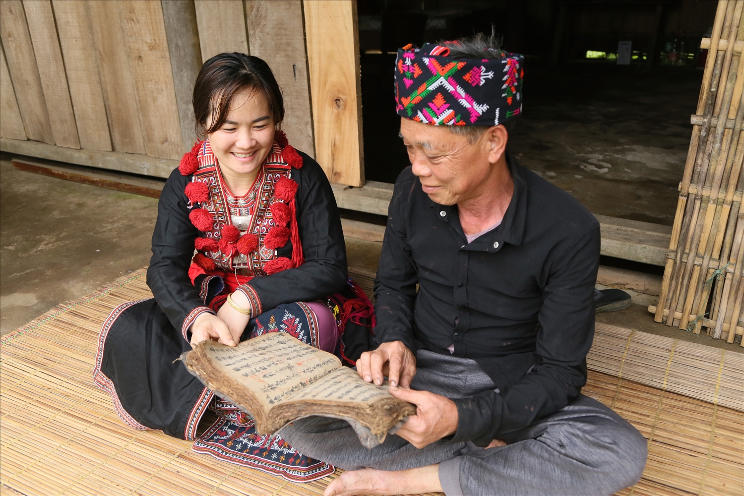 Ông La Thừa Vinh, thôn Lũng Pi Át, xã Thổ Bình (huyện Lâm Bình) dạy chữ cho học trò.