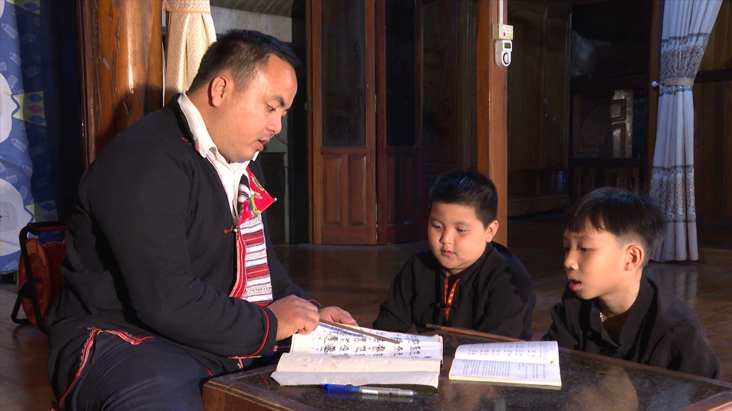 Anh Bàn Văn Nam, thôn Bản Tháng, xã Trung Hà (huyện Chiêm Hóa) dạy chữ Nôm Dao vào đầu Xuân năm mới.