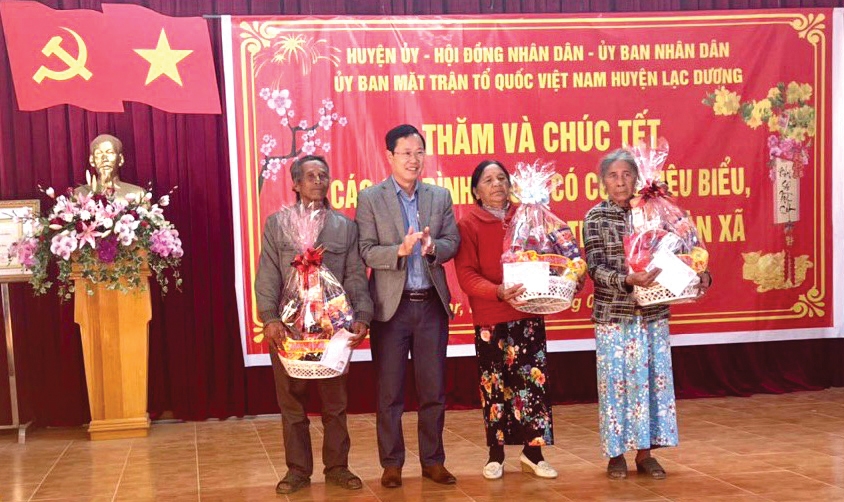 Lãnh đạo huyện Lạc Dương thăm, tặng quà cho các gia đình chính sách tiêu biểu DTTS trên địa bàn nhân dịp Tết Nguyên đán Quý Mão 2023