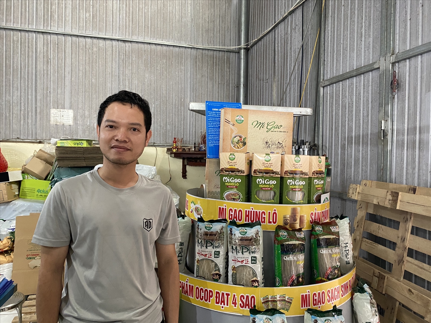 Anh Cao Đăng Vân, Phó Giám đốc HTX mì gạo Hùng Lô chia sẻ về điểm đặc biệt của mì gạo Hùng Lô so với các loại mì khác