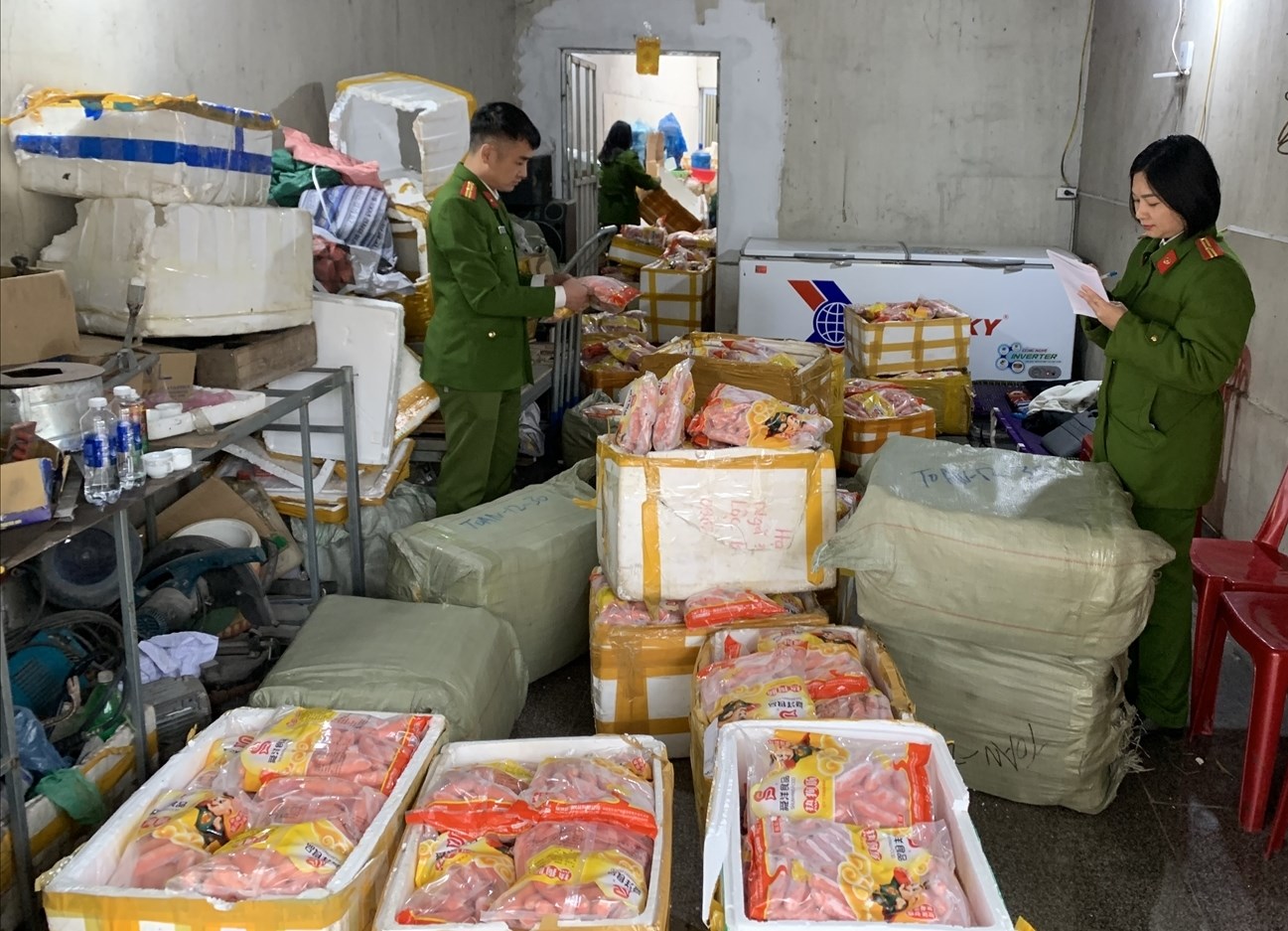 Phòng Cảnh sát môi trường Công an tỉnh Lạng Sơn thu giữ gần 1 tấn xúc xích không rõ nguồn gốc