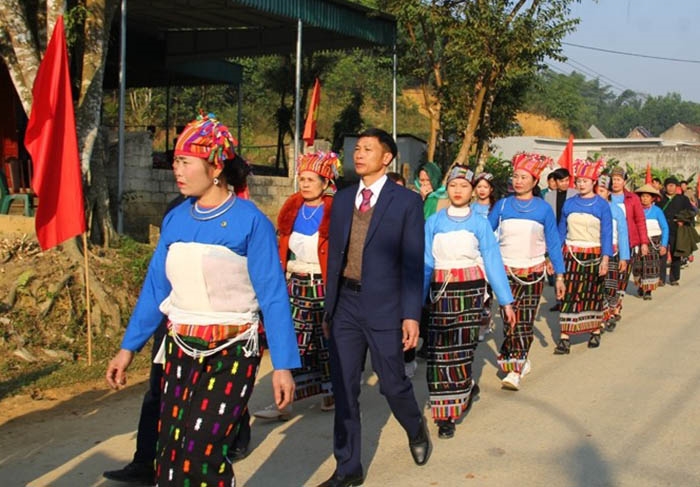 Người dân về dự Lễ hội Sết Bóoc Mạy tại Nhà văn hóa thôn Mó 1, xã Cán Khê