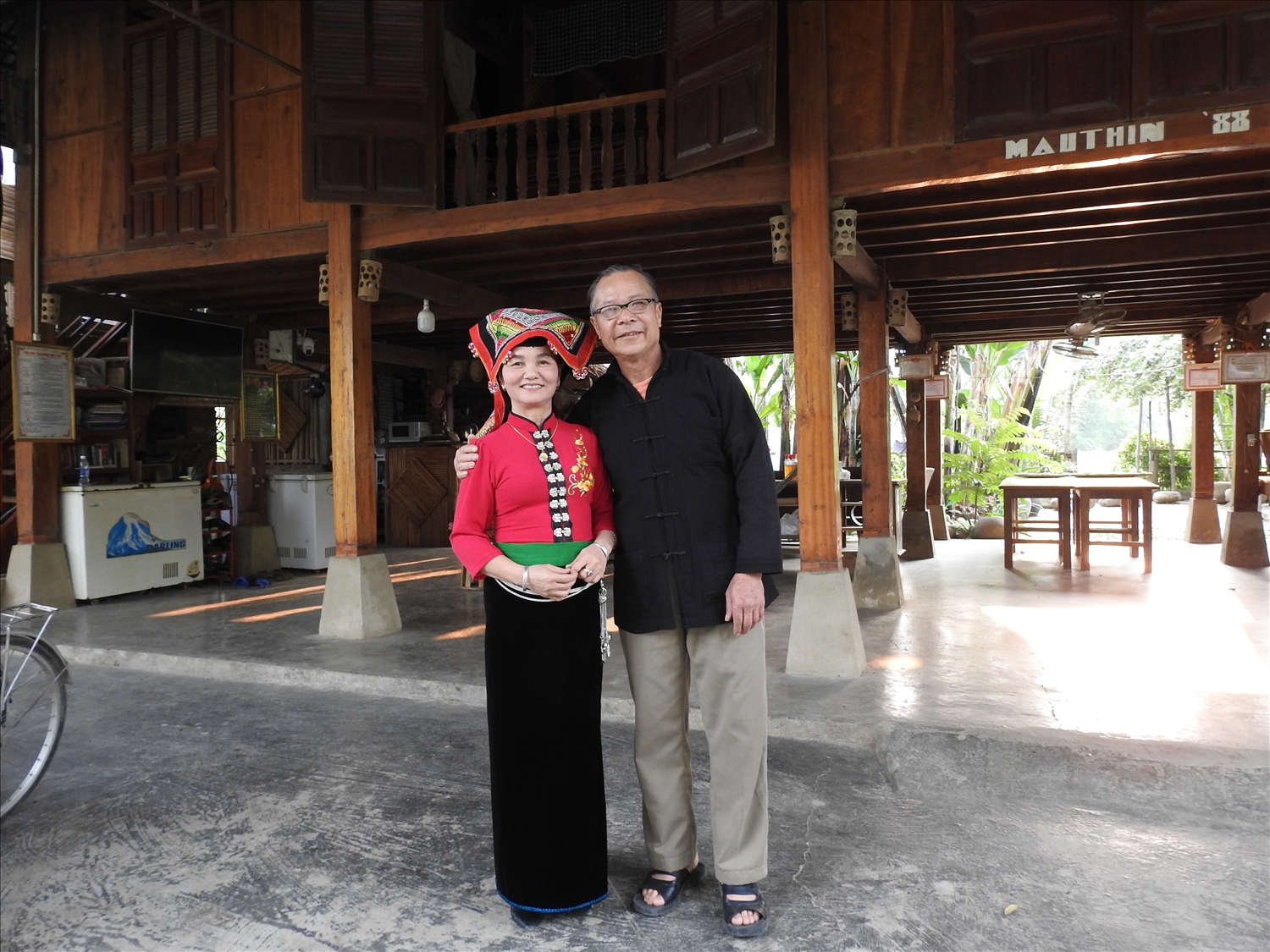 Người có uy tín Điêu Văn Khang và vợ bên Homestay của gia đình