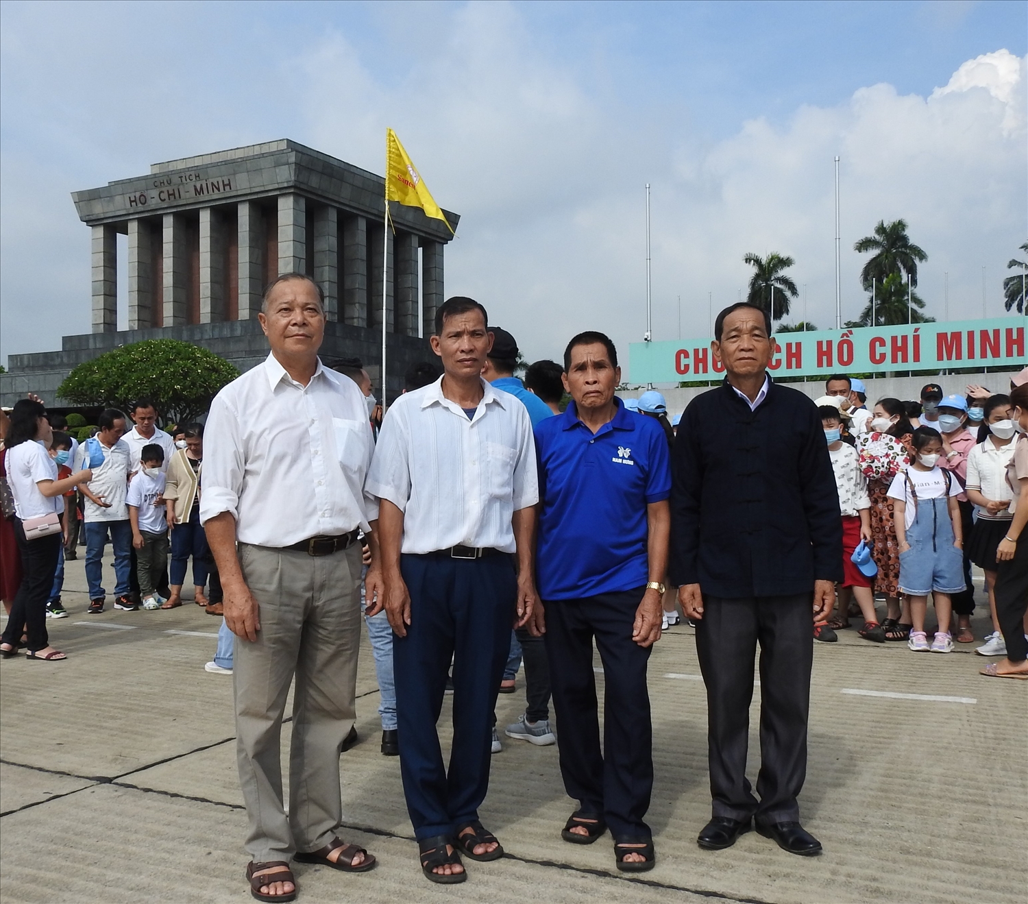 Người có uy tín Điêu Văn Khang (ngoài cùng bên trái) vinh dự được đại diện cho gần 1000 Người có uy tín tỉnh Yên Bái đi thăm quan, học tập, gặp mặt Lãnh đạo ủy ban Dân tộc tại Hà Nội năm 2022