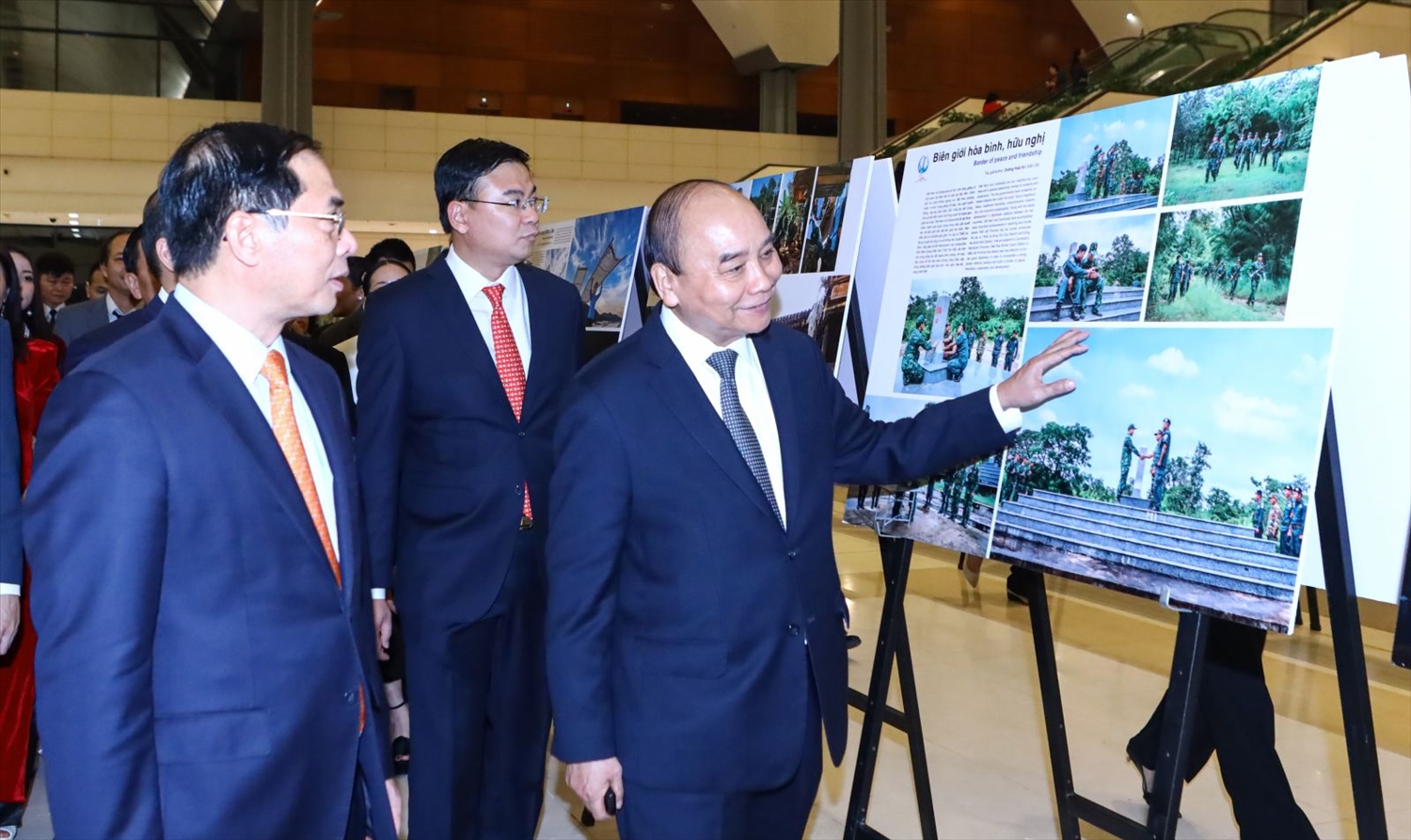 Chủ tịch nước Nguyễn Xuân Phúc thăm quan khu trưng bày. Ảnh: VPCTN
