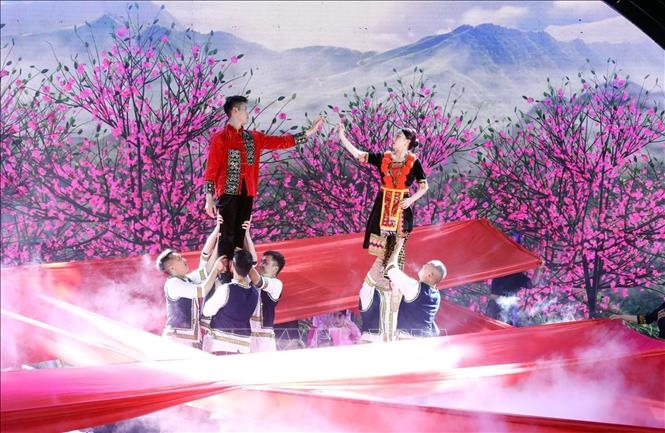 Các tiết mục nghệ thuật đặc biệt với chủ đề: “Kỳ hoa xứ Lạng - Sắc màu biên cương” tại Khai mạc Lễ hội Hoa Đào xứ Lạng 2023.