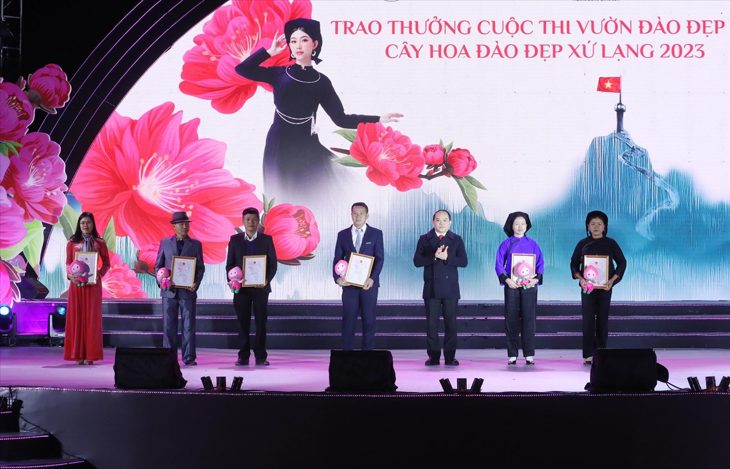 Bí thư Tỉnh ủy Lạng Sơn Nguyễn Quốc Đoàn trao thưởng Cuộc thi Vườn đào đẹp tại Lễ hội Hoa đào xứ Lạng 