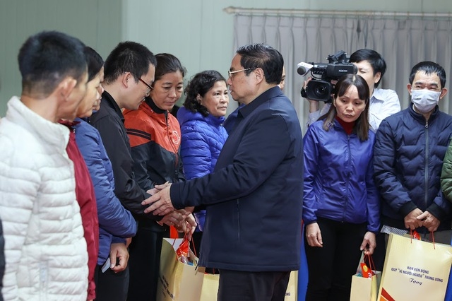 Thủ tướng tặng quà công nhân, người lao động, người nghèo tại Công ty TNHH Youngone Nam Định, Khu công nghiệp Hòa Xá, thành phố Nam Định -Ảnh: VGP/Nhật Bắc