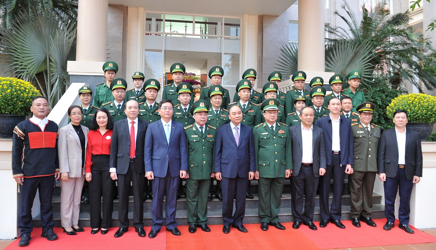 Chủ tịch nước Nguyễn Xuân Phúc và Đoàn công tác chụp ảnh cùng lãnh đạo tỉnh và Bộ Chỉ huy Bộ đội Biên phòng tỉnh Đắk Lắk