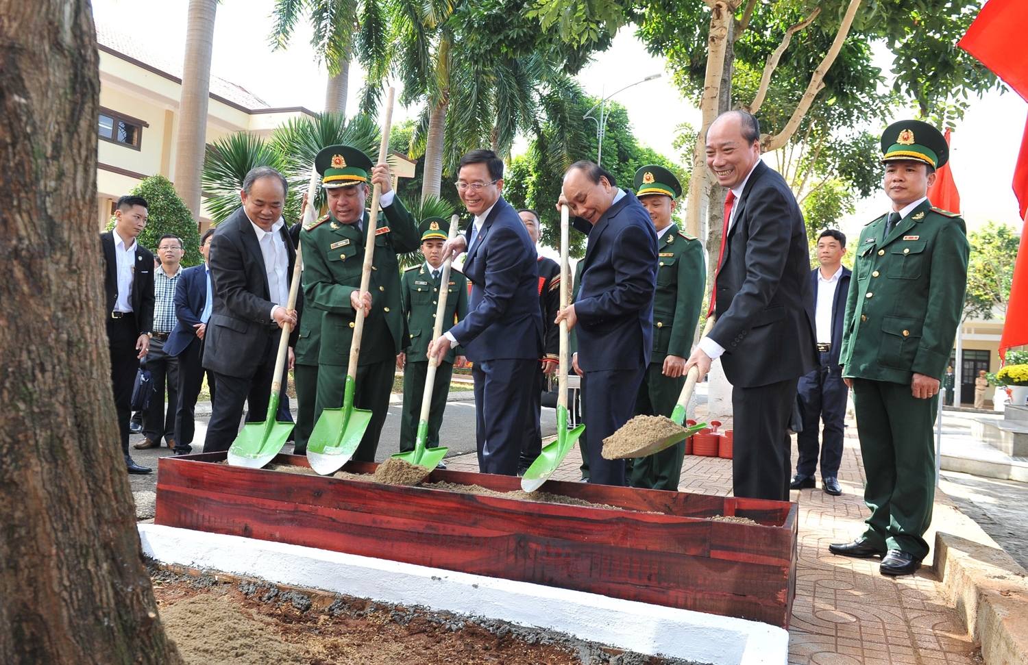 Chủ tịch nước Nguyễn Xuân Phúc cùng lãnh đạo tỉnh trồng cây lưu niệm trong khuôn viên trụ sở Bộ Chỉ huy Bộ đội Biên phòng tỉnh Đắk Lắk
