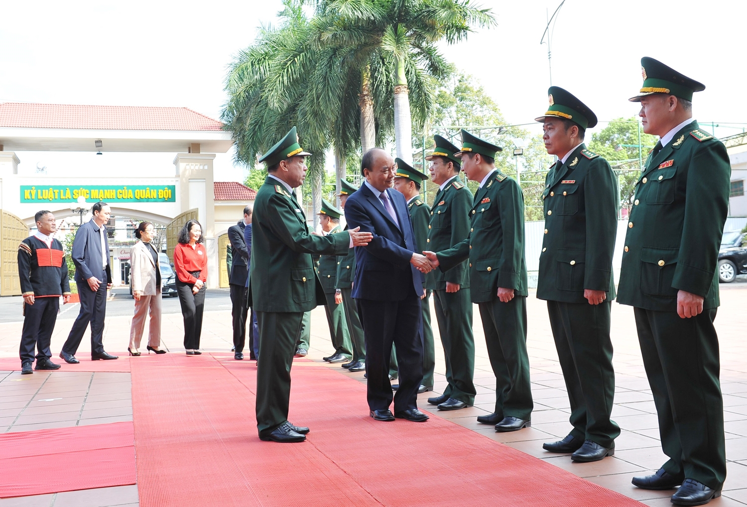 Lãnh đạo Bộ Chỉ huy Bộ đội Biên phòng Đắk Lắk chào đón Chủ tịch nước và Đoàn công tác