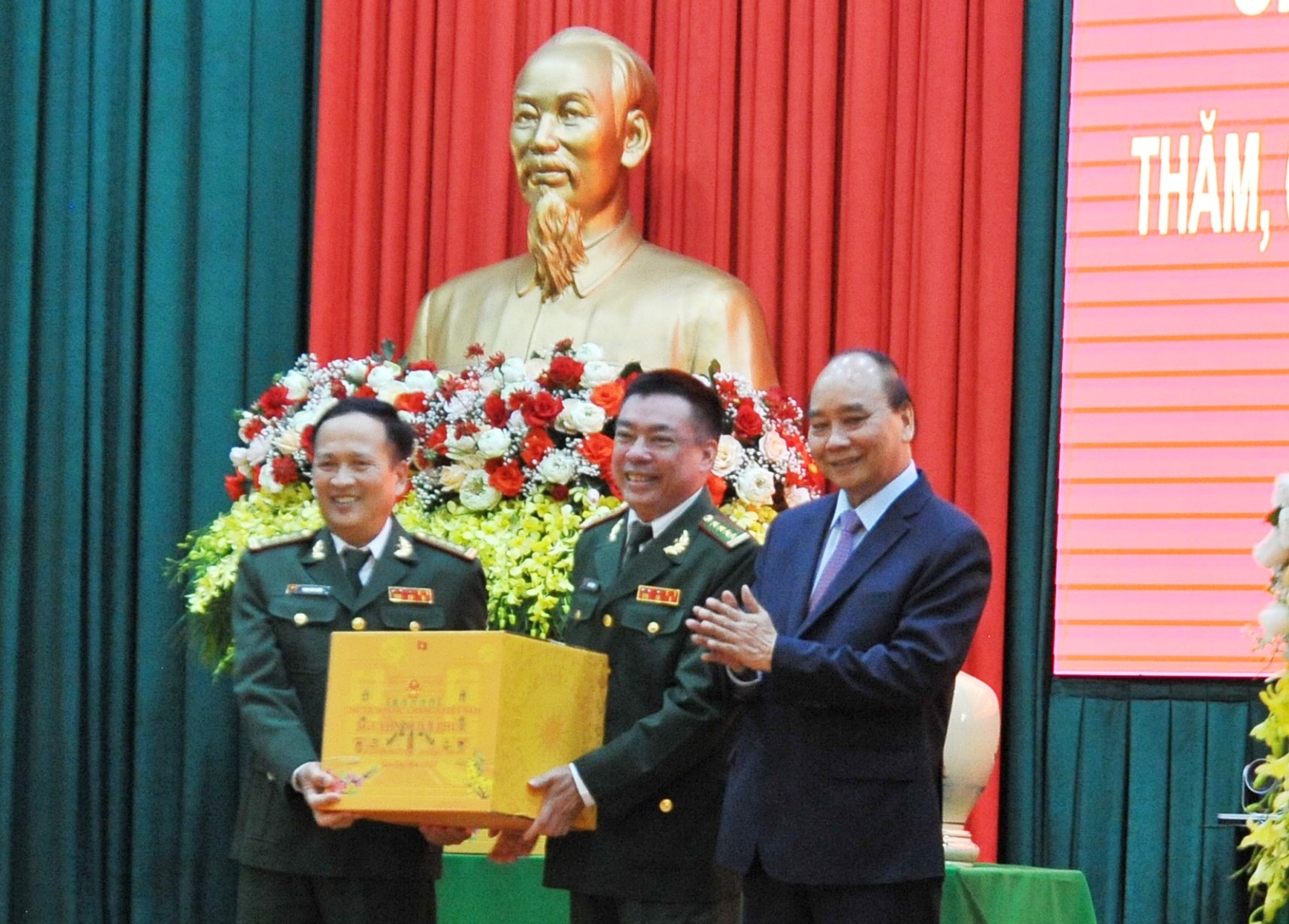 Chủ tịch nước tặng quà Bộ đội Biên phòng Đắk Lắk