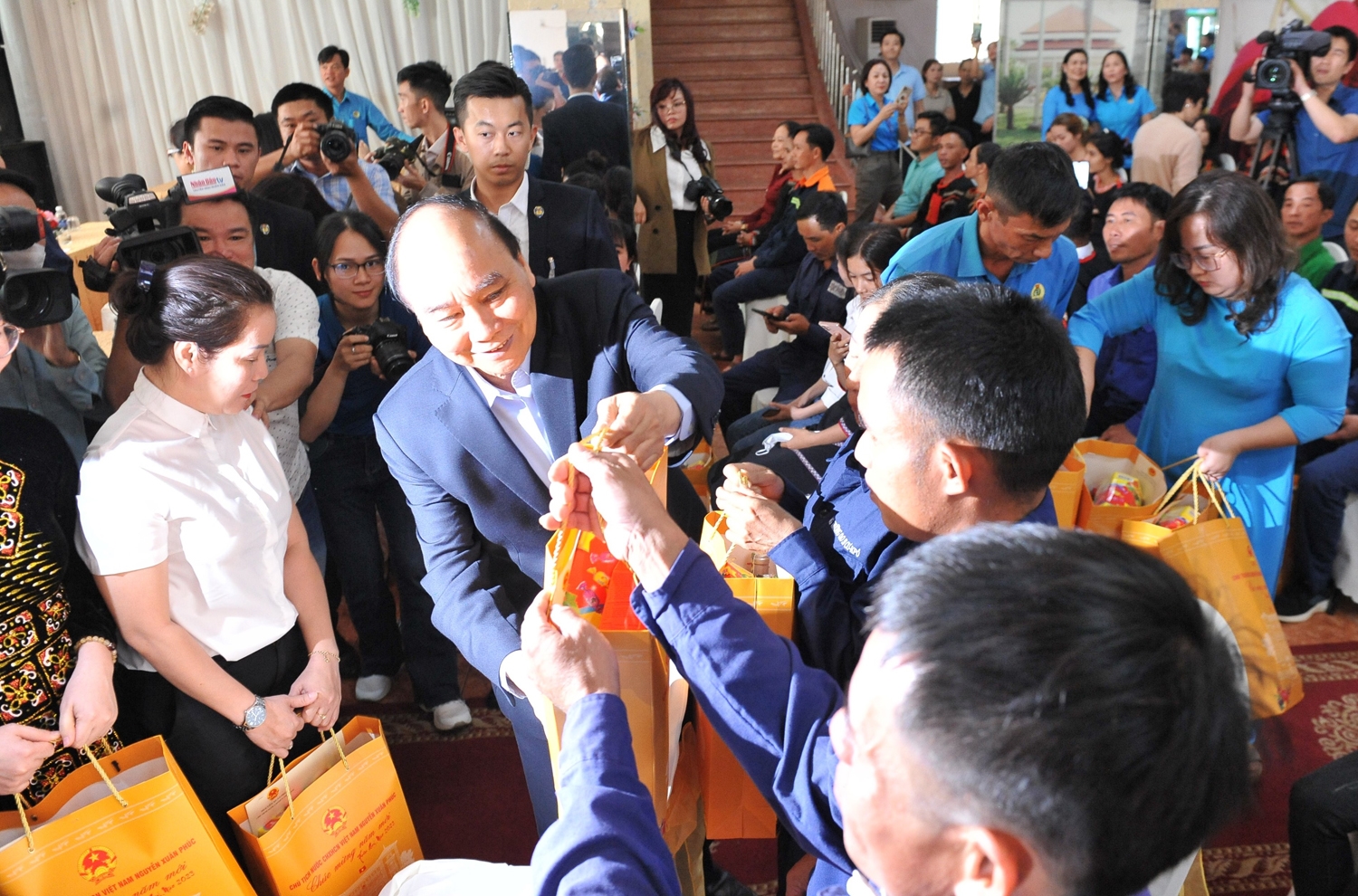 Chủ tịch nước tặng quà công nhân tỉnh Đắk Lắk