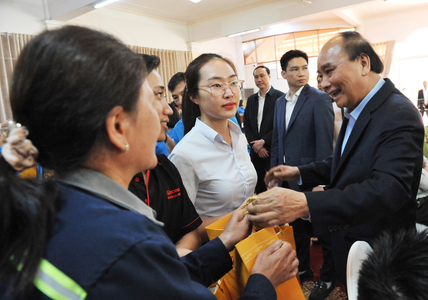Chủ tịch nước tặng quà công nhân tỉnh Đắk Lắk
