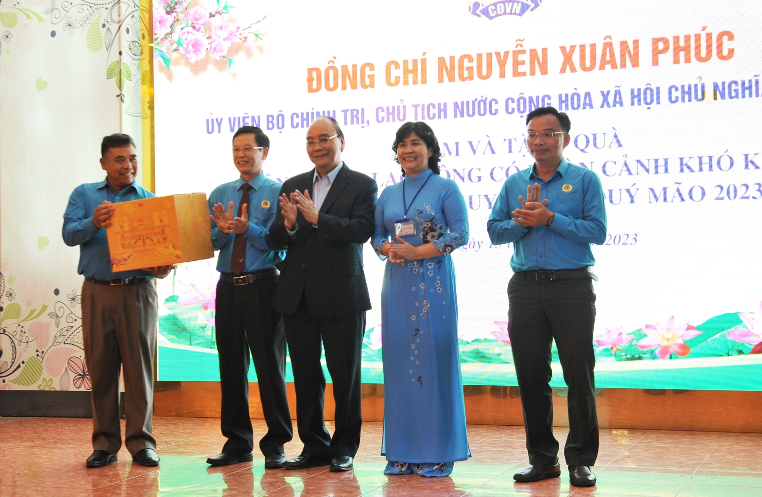 Chủ tịch nước tặng quà Liên đoàn Lao động tỉnh Đắk Lắk
