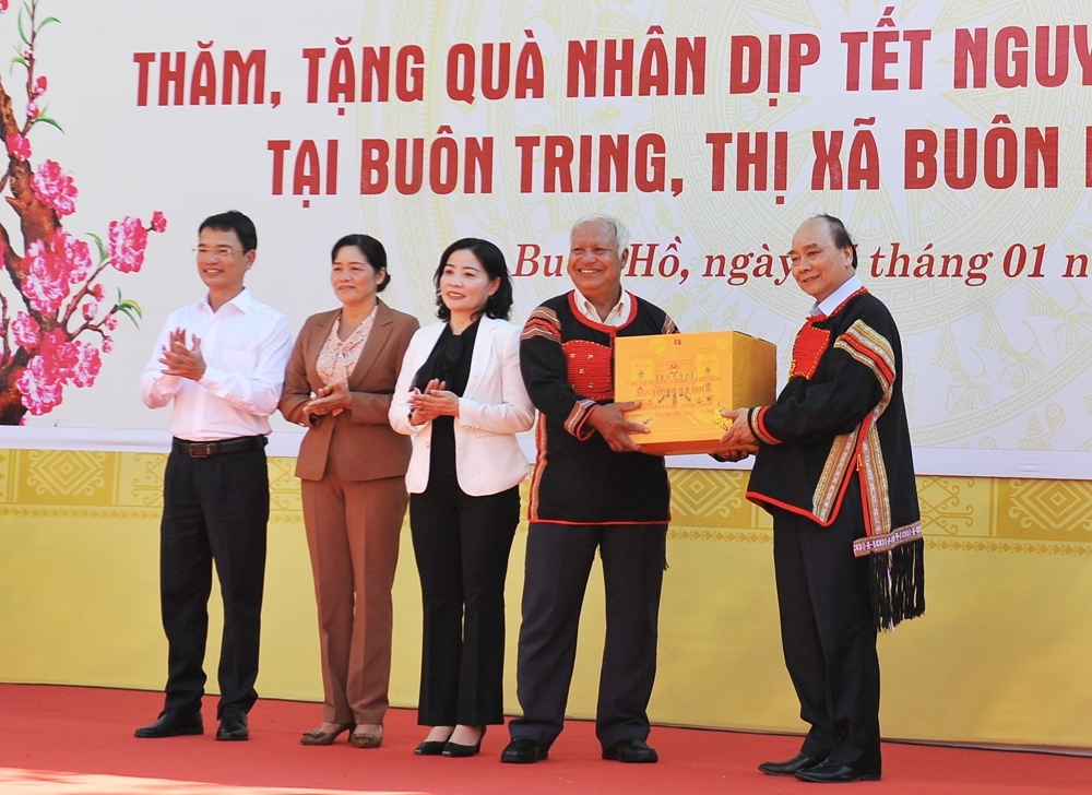 Chủ tịch nước Nguyễn Xuân Phúc tặng quà cho thị xã Buôn Hồ