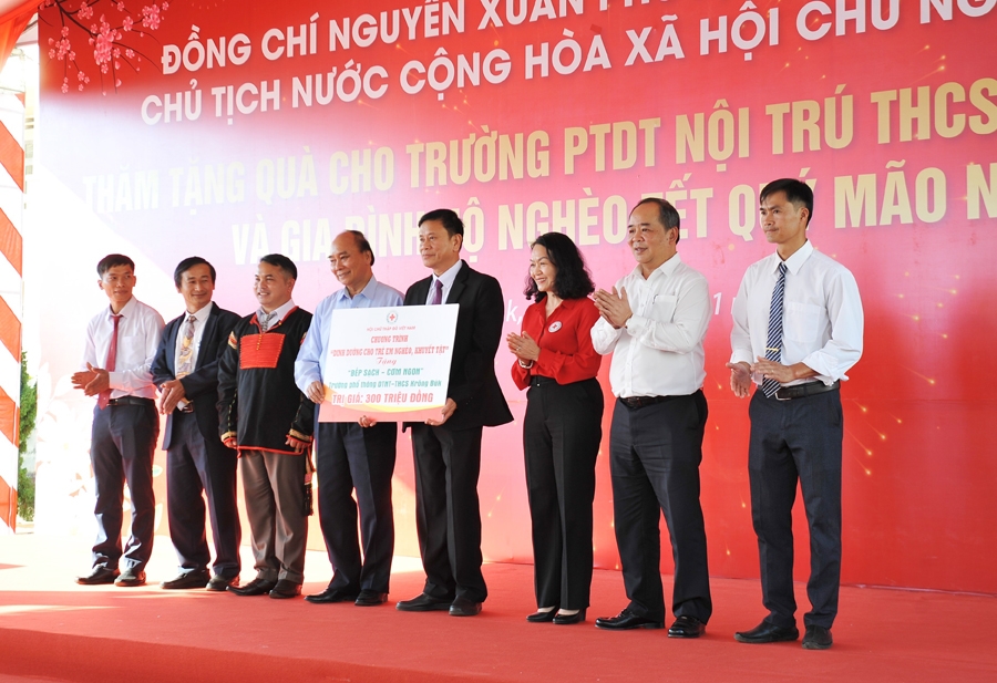 Chủ tịch nước Nguyễn Xuân Phúc thăm, tặng quà Trường Phổ thông dân tộc nội trú THCS huyện Krông Búk