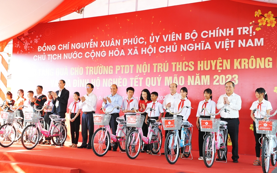 Chủ tịch nước Nguyễn Xuân Phúc tặng 50 xe đạp cho học sinh Trường Phổ thông dân tộc nội trú THCS huyện Krông Búk