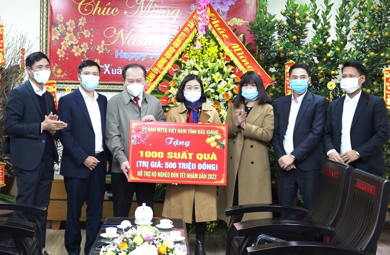 Chủ tịch Ủy ban Mặt trận Tổ quốc tỉnh Trần Công Thắng cùng đại diện lãnh đạo tỉnh, thành phố trao 1.000 suất quà hỗ trợ người nghèo cho huyện Lục Nam