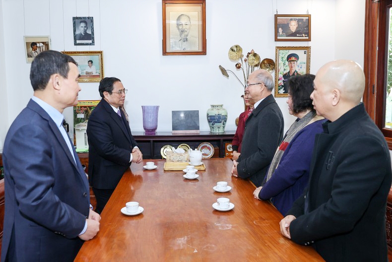 Thủ tướng Phạm Minh Chính trò chuyện, ân cần thăm hỏi thân nhân cố Thủ tướng Phạm Văn Đồng