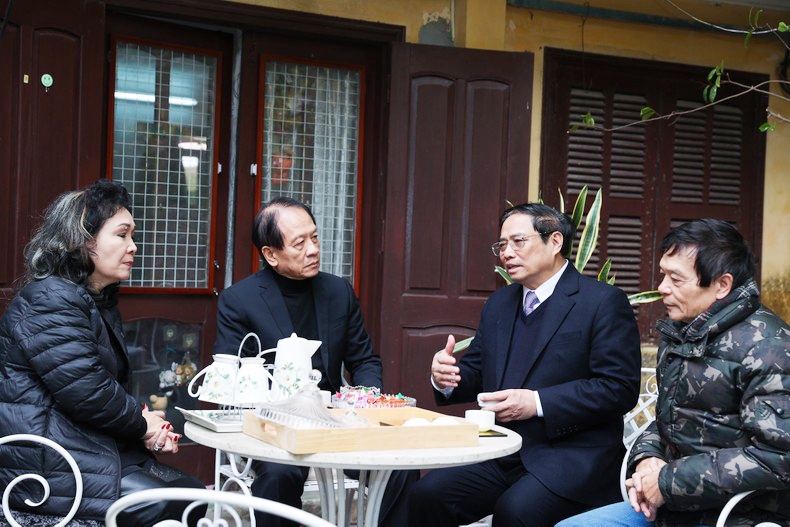 Thủ tướng Phạm Minh Chính trò chuyện thân mật, thăm hỏi thân nhân Đại tướng Võ Nguyên Giáp