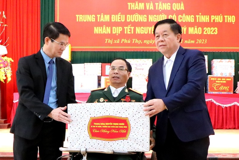 Đồng chí Nguyễn Trọng Nghĩa tặng quà cho cán bộ, thương, bệnh binh Trung tâm Điều dưỡng người có công tỉnh Phú Thọ