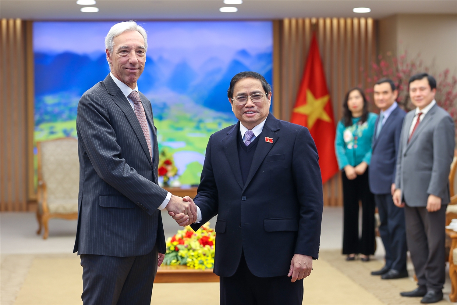 Thủ tướng Phạm Minh Chính và Bộ trưởng Ngoại giao Cộng hòa Bồ Đào Nha Joao Gomes Cravinho - Ảnh: VGP/Nhật Bắc
