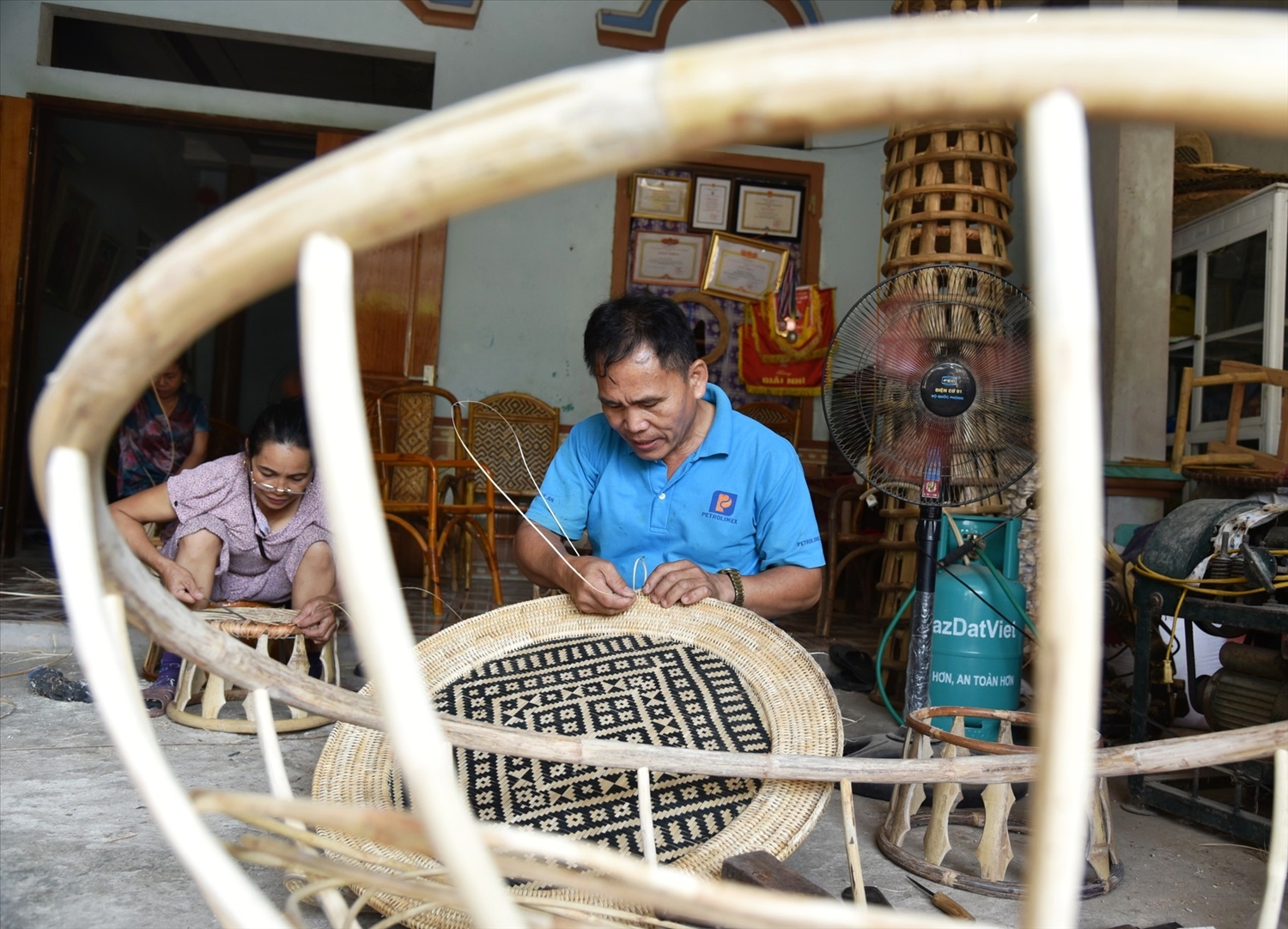 Mỗi bộ bàn ghế mây tre đan phải mất hàng tháng trời mới hoàn thành. Các khâu xử lý nguyên vật liệu đến tạo hình, đan lát chủ yếu bằng tay