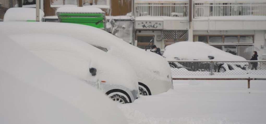 Tuyết phủ kín xe cộ ở thành phố Yonago, tỉnh Tottori, Nhật Bản