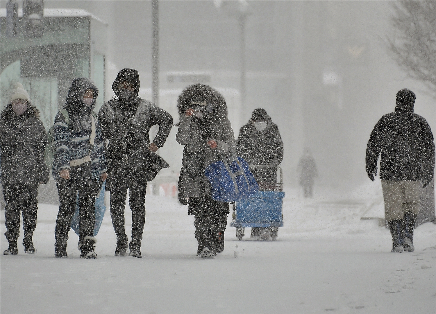 Người dân Sapporo, Hokkaido, Nhật Bản đi bộ dưới tuyết. Ảnh: AFP.