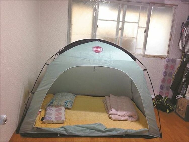 Nhiều gia đình ở Hàn Quốc đang áp dụng là mua lều cắm trại dựng trong nhà để tránh rét