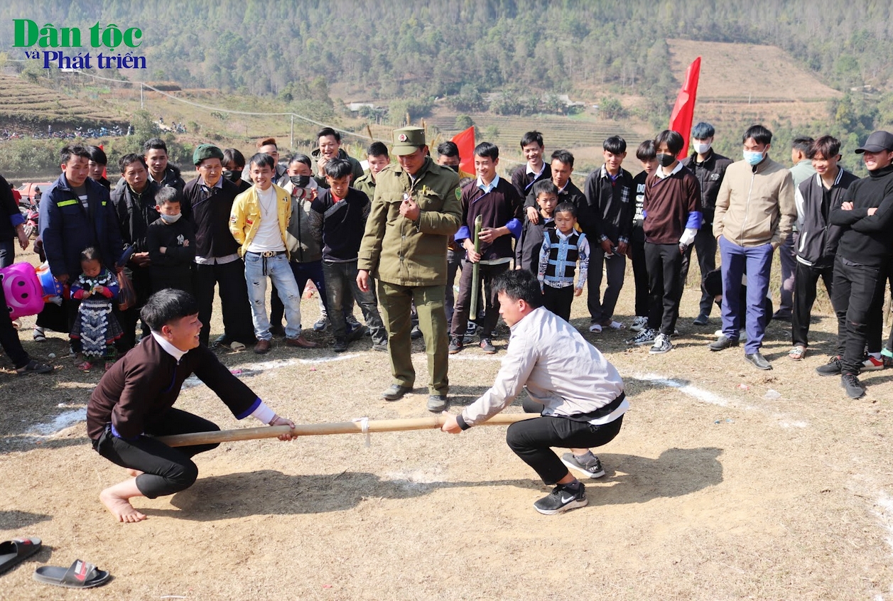 Trò chơi đẩy gậy, tương tự như môn thể thao quần chúng có cùng tên gọi. Nhưng gậy đẩy của người Mông thường ngắn hơn trong trò chơi của các nhóm dân tộc khác