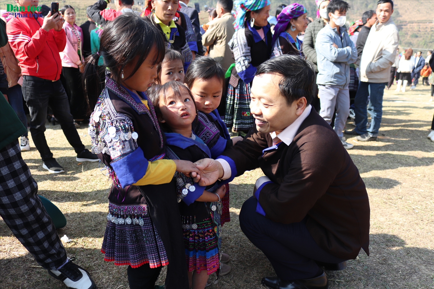 Ông Trần Tiến Dũng - Chủ tịch tỉnh Lai Châu trò chuyện cùng các em nhỏ đồng bào Mông