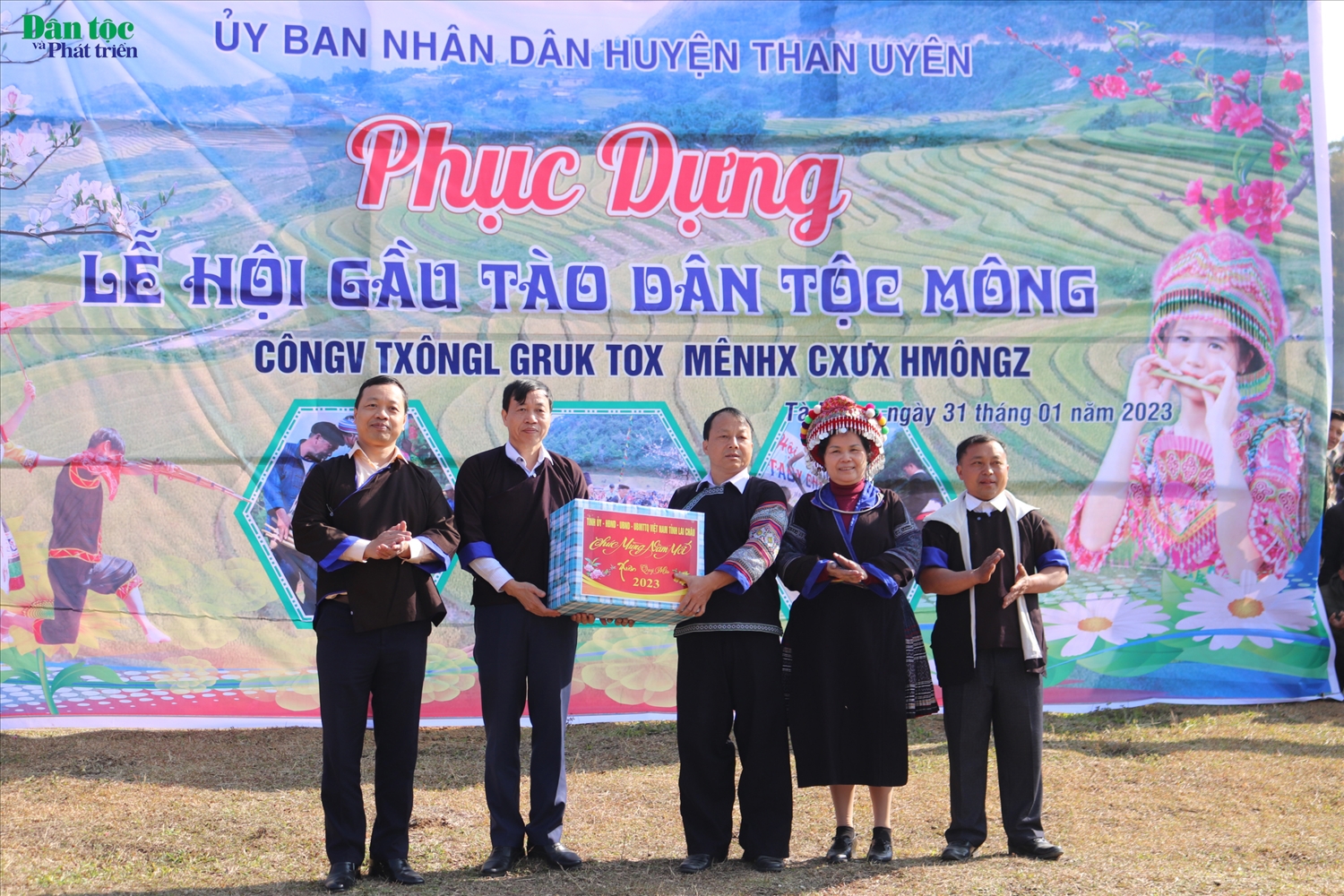 Bí thư Tỉnh ủy Lai Châu và Chủ tịch tỉnh Lai Châu tặng quà chúc tết UBND huyện Than Uyên và xã Tà Mung.