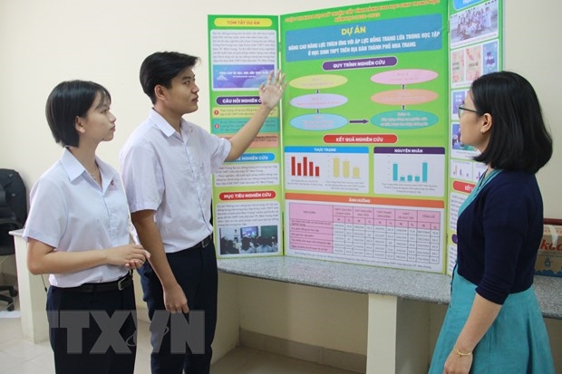 Em Văn Duy Phúc (lớp 12 Văn) và Ngô Khánh Nam (lớp 12 Anh 1) Trường THPT Chuyên Lê Quý Đôn (thành phố Nha Trang) trình bày dự án. (Ảnh: TTXVN)