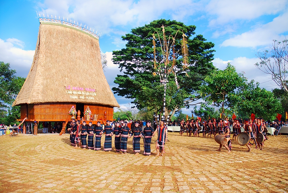 Đồng bào Gia Rai tại làng Ốp, Tp. Pleiku rộn ràng tổ chức lễ cúng nhà rông mới 