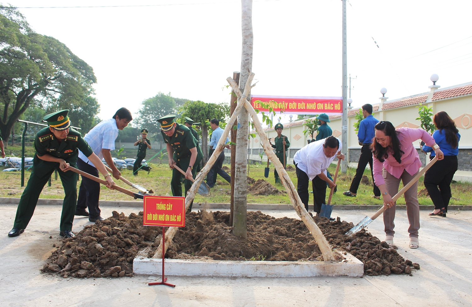 Bộ Chỉ huy BĐBP và lãnh đạo Huyện ủy, UBND, MTTQ Việt Nam huyện Giang Thành cùng tham gia trồng cây tại Lễ phát động