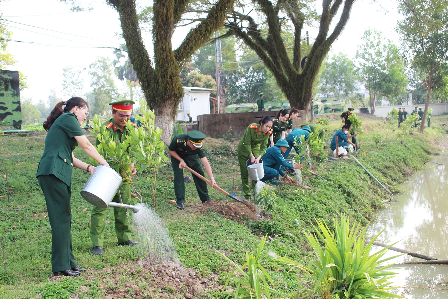Đoàn Thanh niên và các chiến tham gia trồng cây ngay sau Lễ phát động