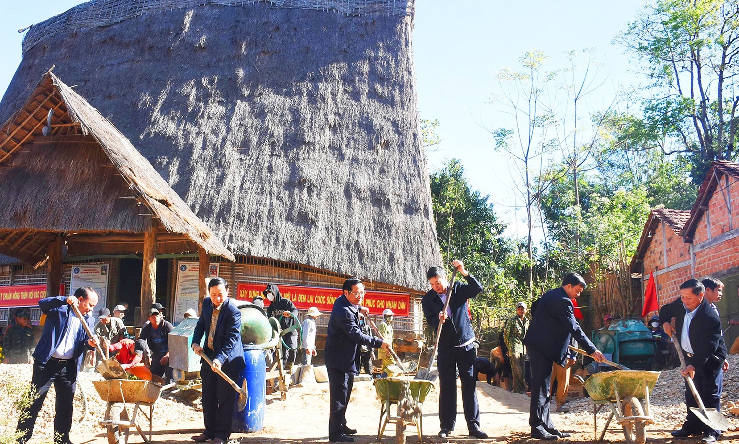 Các đại biểu tham gia đổ khối bê tông đầu tiên tại khuôn viên Nhà rông văn hóa thôn Kon Hơ Rế, xã Ngọk Réo, huyện Đăk Hà