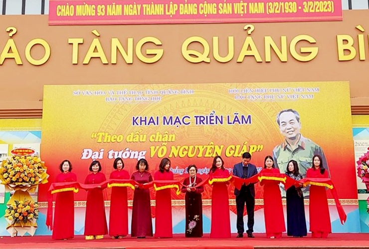 Phó Chủ tịch UBND tỉnh Quảng Bình Hồ An Phong cùng các đại biểu cắt băng khai mạc Triển lãm