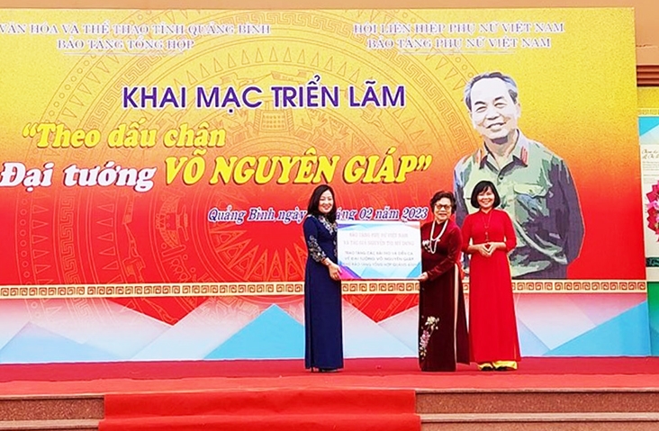 Tác giả Nguyễn Thị Mỹ Dung tặng Pano lụa in thơ, diễn ca về Đại tướng Võ Nguyên Giáp cho Bảo tàng Quảng Bình 
