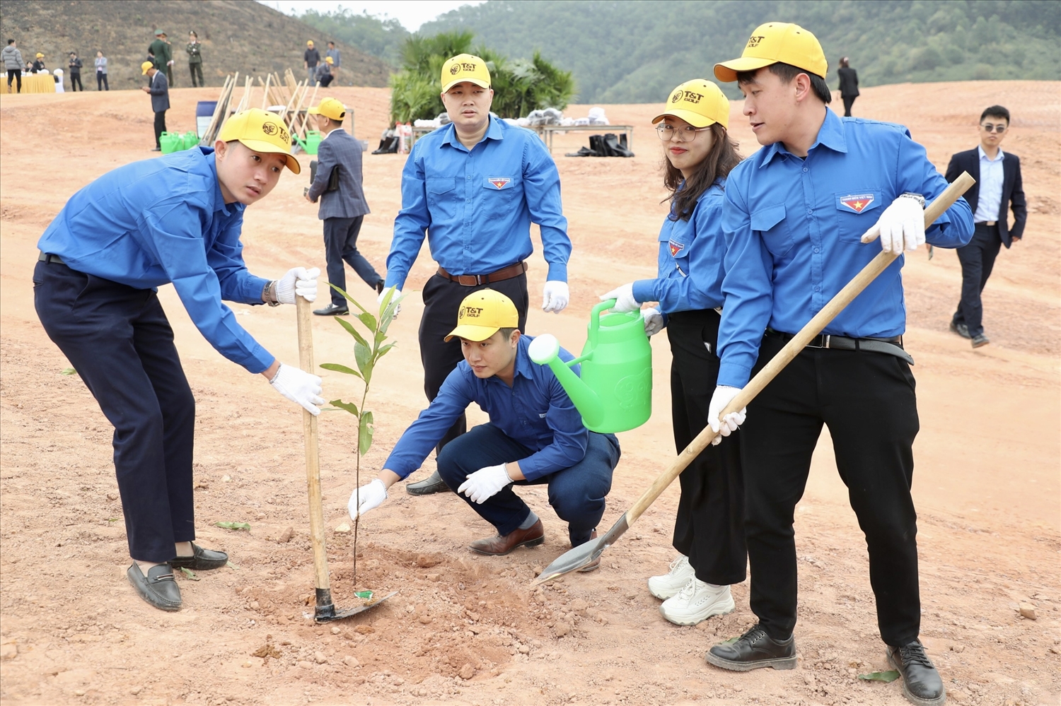 Lễ phát động trồng cây tại sân golf Văn Lang Empire nhận được sự hưởng ứng của đông đảo các tổ chức, đoàn thể và nhân dân địa phương.